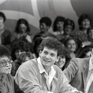 Luís Ricardo participou também do 'Show de Calouros' nos anos 1980. Na foto entre Aracy de Almeida e Nelson Rubens, com Sonia Lima e Mara Maravilha nas pontas da bancada