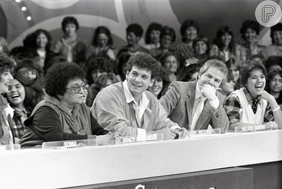 Luís Ricardo participou também do 'Show de Calouros' nos anos 1980. Na foto entre Aracy de Almeida e Nelson Rubens, com Sonia Lima e Mara Maravilha nas pontas da bancada
