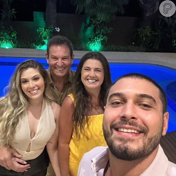 Novo namorado de Maria Lina Deggan, Luís Ricardo Júnior posa com a mãe, o pai e a irmã na casa da família