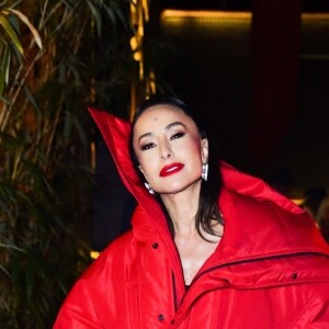 Jaqueta puffer vermelha e oversized transformou por completo o look de Sabrina Sato