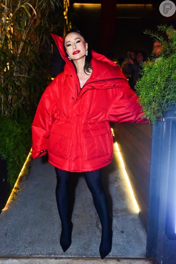 Jaqueta puffer vermelha e oversized transformou por completo o look de Sabrina Sato