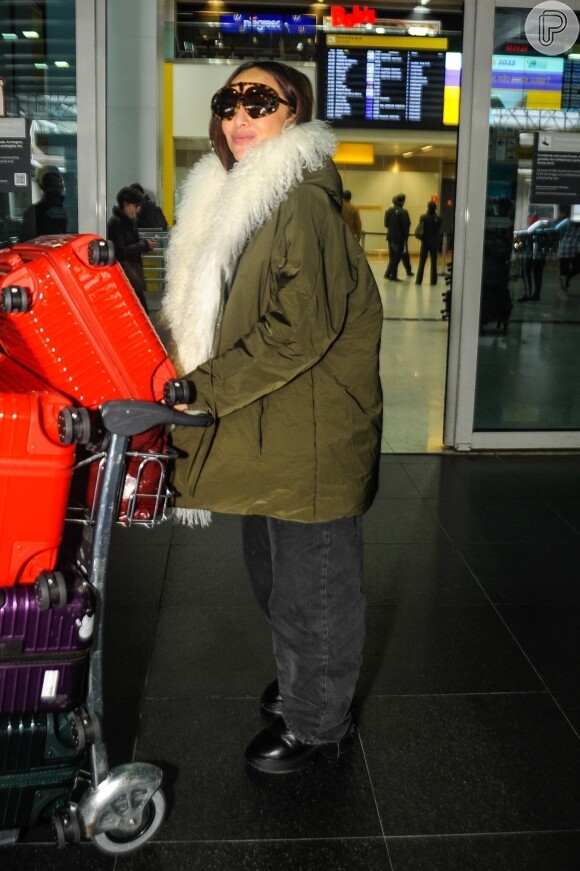 Casaco de frio de Sabrina Sato tinha modelagem oversized e muitas plumas