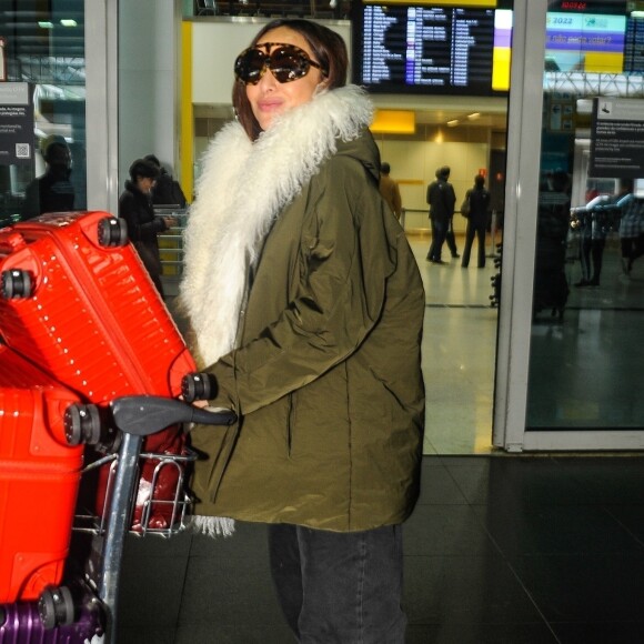 Casaco de frio de Sabrina Sato tinha modelagem oversized e muitas plumas