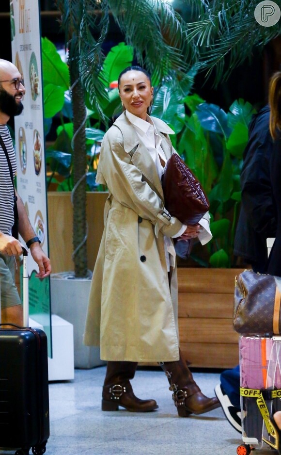 Trench coat alongado deu ar elegante ao look de frio de Sabrina Sato