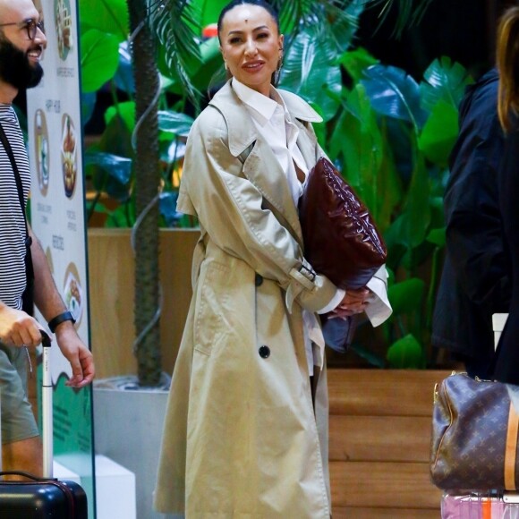 Trench coat alongado deu ar elegante ao look de frio de Sabrina Sato