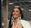 Sabrina Sato combinou blazer off-white com vestido curto e com decote marcante