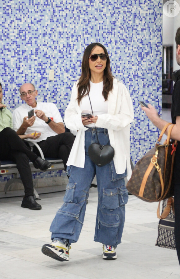 Calça jeans repleta de bolsos deu toque urbano ao look de frio de Sabrina Sato