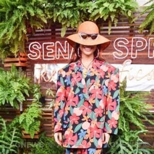 O look de Sabrina Sato na SPFW tinha estampa extravagante e acessório diferentão