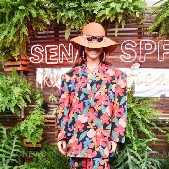 O look de Sabrina Sato na SPFW tinha estampa extravagante e acessório diferentão