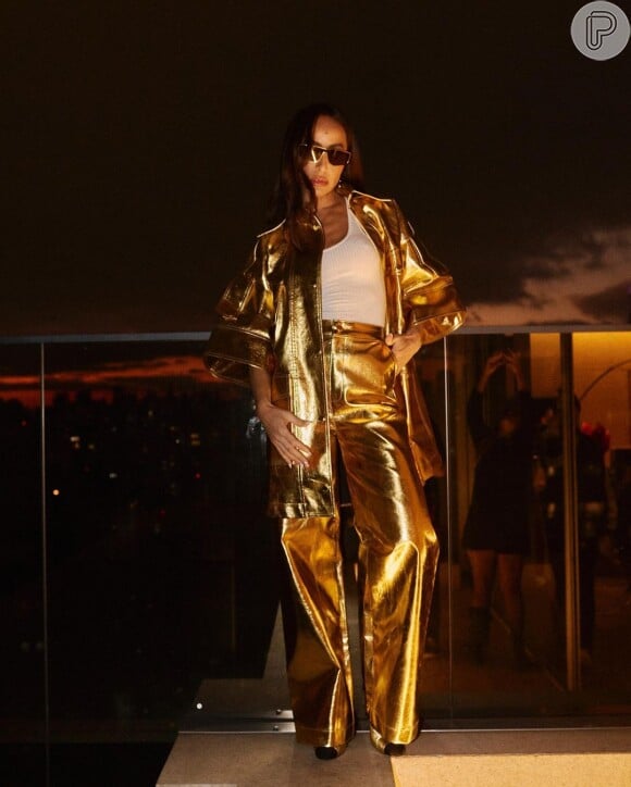 O look metalizado de Sabrina Sato comprovou como dourado combina com Inverno