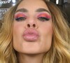 Carolina Dieckmann publicou uma selfie para exibir a maquiagem para seu espetáculo, 'Karolkê', e gerou burburinhos de harmonização facial