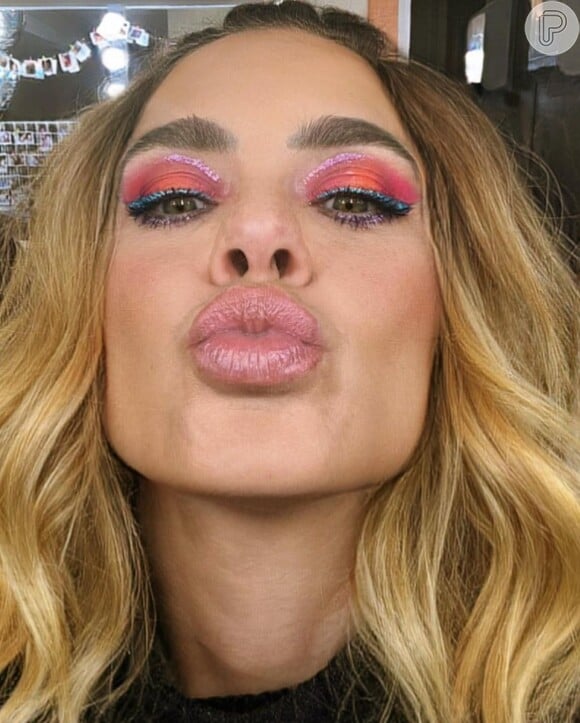 Carolina Dieckmann publicou uma selfie para exibir a maquiagem para seu espetáculo, 'Karolkê', e gerou burburinhos de harmonização facial