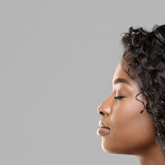 Pele mais saudável e rejuvenescida é aspecto prometido por creme usado por Anitta, feito a partir do plasma da cantora