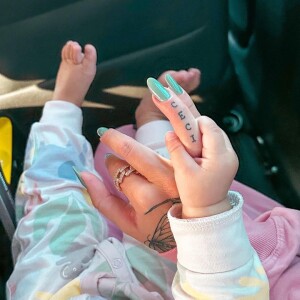 Karoline Lima tem o nome da filha tatuado na mão