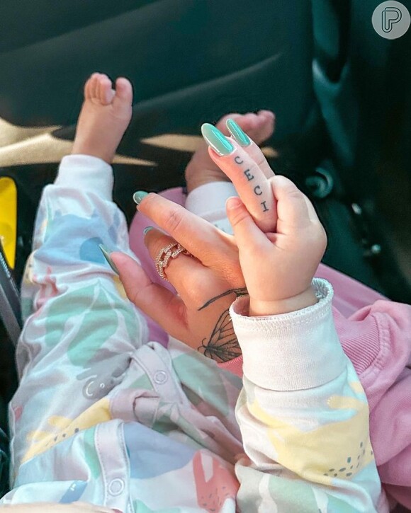 Karoline Lima tem o nome da filha tatuado na mão