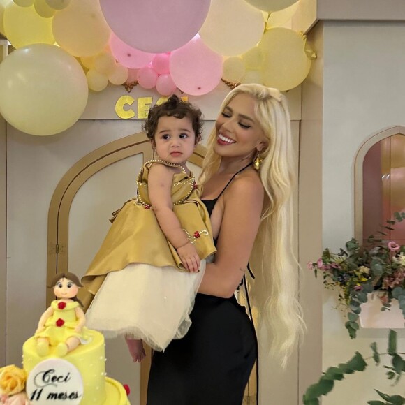 Karoline Lima fez uma festa em casa para comemorar os 11 meses da filha