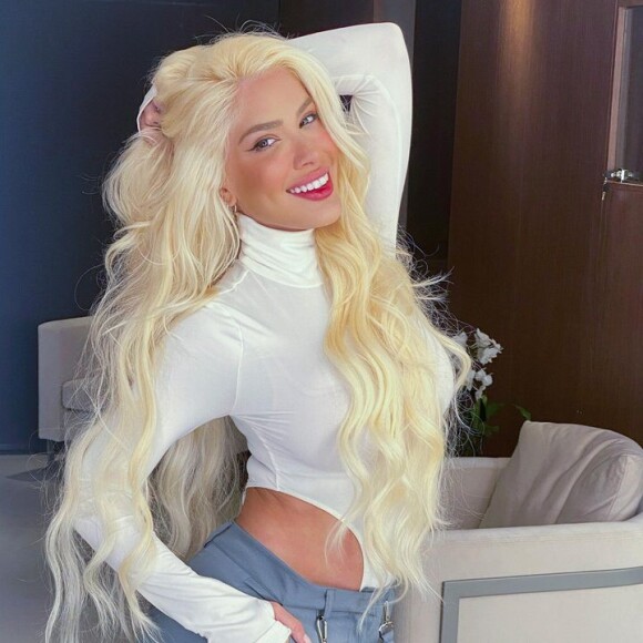 Karoline Lima mudou o visual para comemorar mais um mês de vida da filha