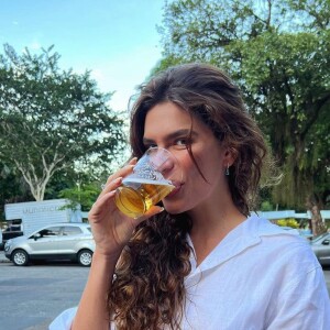 Mariana Goldfarb constantemente aparece bebendo na internet