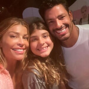 Grazi Massafera comemorou o aniversário de Sofia e postou foto com a filha e o ex, Cauã Reymond.
