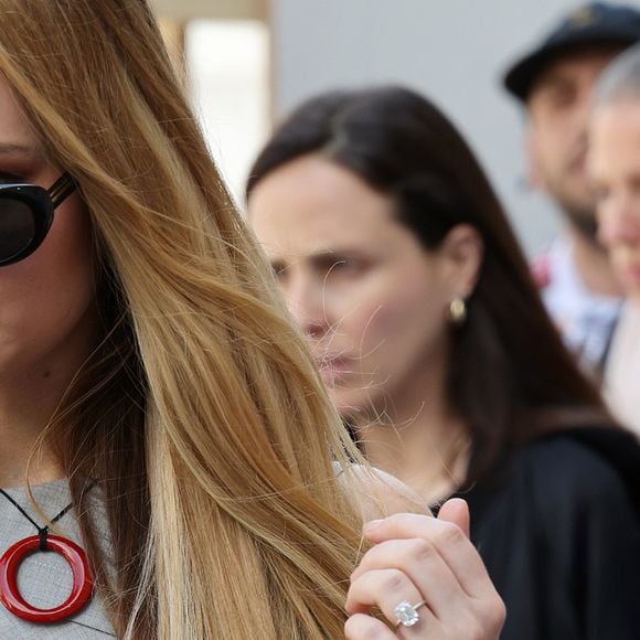 Jennifer Lawrence esteve em Londres nesta segunda-feira (12) para promover seu novo filme, 'Que horas eu te pego?'