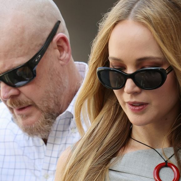 Gente como a gente! Jennifer Lawrence dispensou o esmalte e participou da entrevista com as unhas ao natural