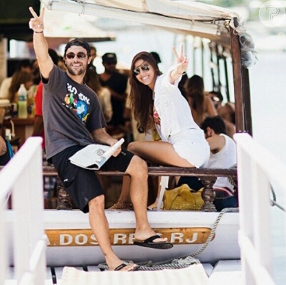 Kayky Brito e a namorada, Raian Rodovelho, se divertem em festa no barco