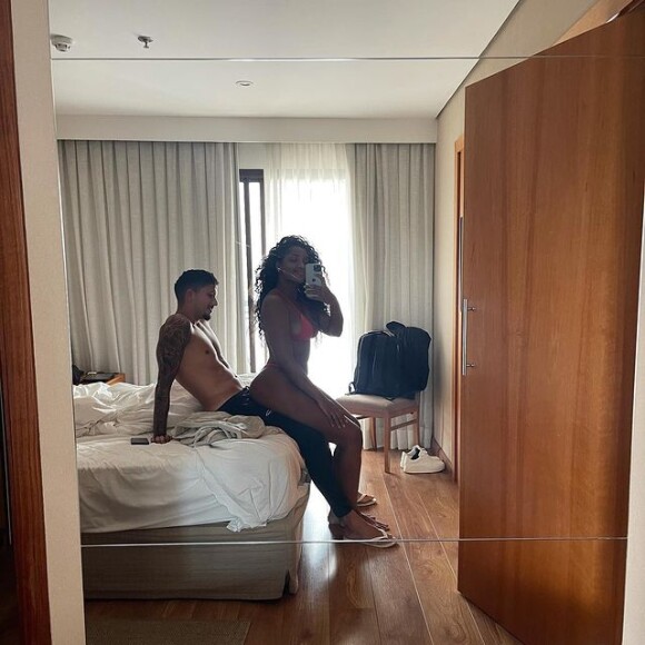 Iza postou uma foto literalmente sentada no seu namorado.