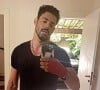 Cauã Reymond publicou em seu instagram algumas fotos suas no espelho de sua casa.