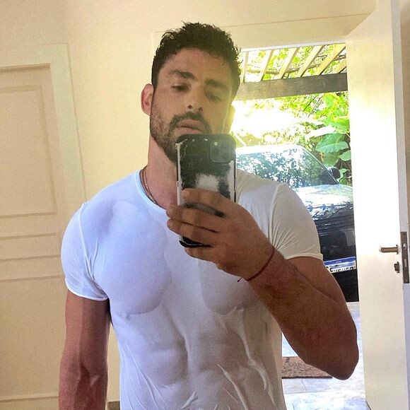 Cauã Reymond recentemente ficou solteiro após o fim do seu casamento com Mariana Goldfarb.