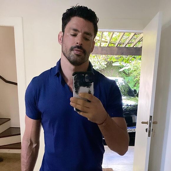 Cauã Reymond postou fotos no Instagram perguntando qual o 'mood' de seus seguidores assim como ele que mostrou looks diferentes.