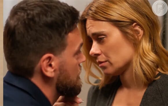 Em 'Vai na Fé', Lumiar (Carolina Dieckmann) pergunta para Theo (Emílio Dantas) se é verdade que ele abusou sexualmente de Grazi (Lorena Lima)