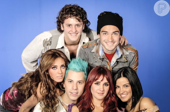 Anahí volta aos palcos com a banda RBD, formada na novela 'Rebelde' (2004/2006)