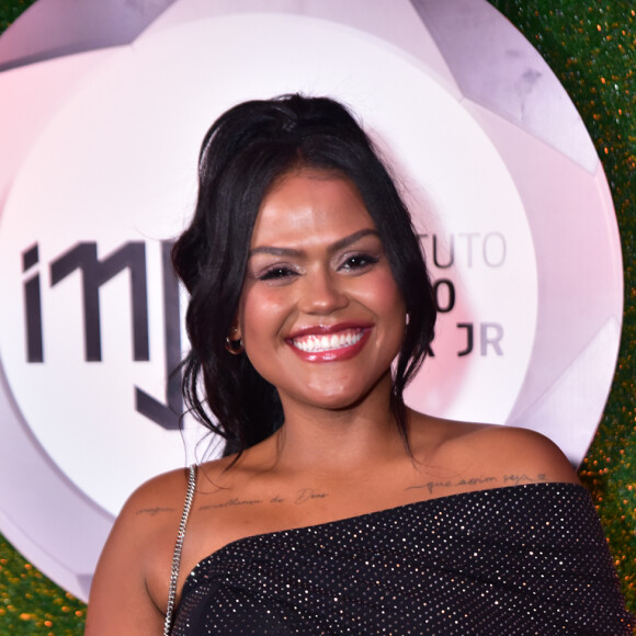 Camila Loures apostou em cropped para o leilão beneficente do instituto de Neymar