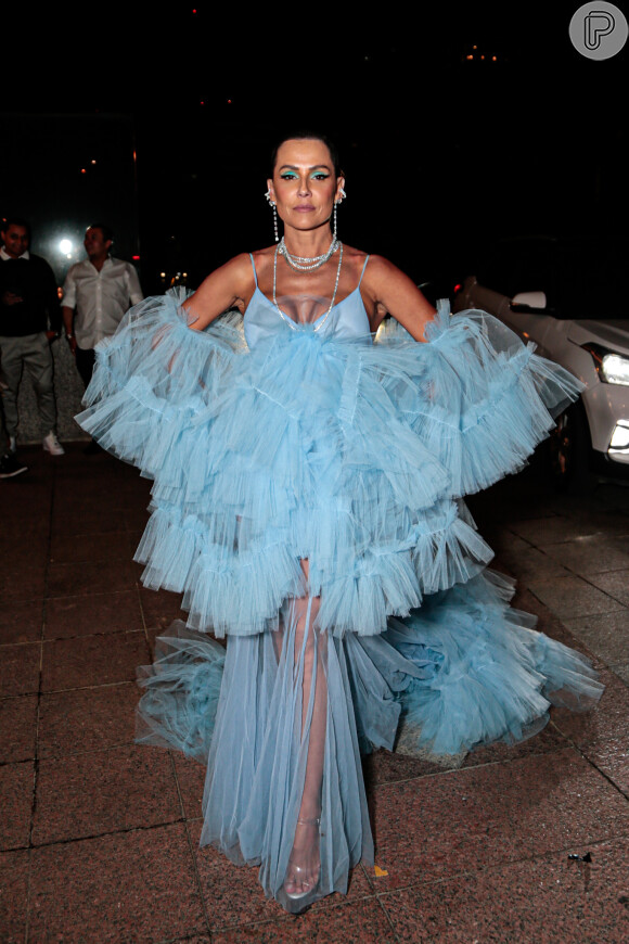 Deborah Secco roubou a cena com look volumoso no leilão do instituto de Neymar