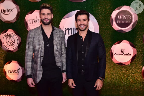 A dupla Munhoz e Mariano passou pelo tapete vermelho do leilão do instituto de Neymar