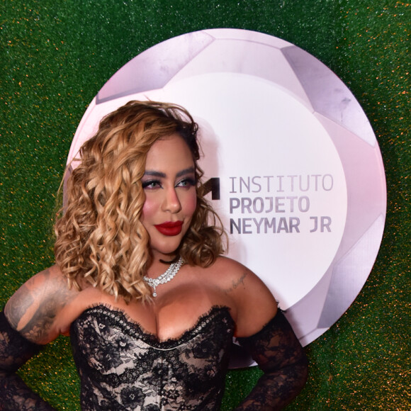 Rafaella Santos apostou em transparência sexy para o leilão do instituto de Neymar