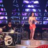 Luan Santana recebe fã no palco durante show em Florianópolis, Santa Catarina