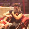 Luan Santana abraça fã em sofá no palco