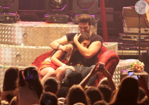 Luan Santana abraça fã em sofá no palco