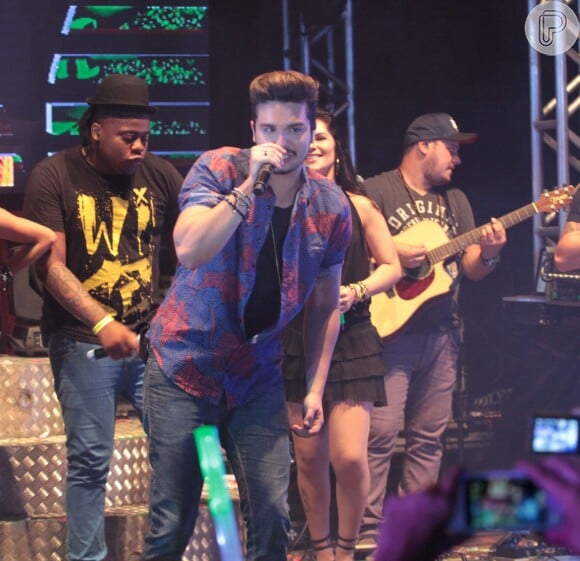 Luan Santana canta em apresentação em Florianópolis, em Santa Catarina