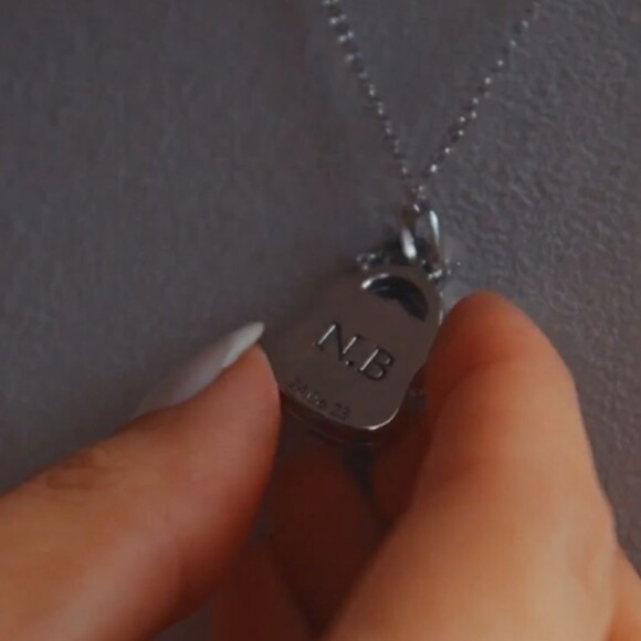 As iniciais de Neymar e Bruna Biancardi em destaque na joia do casal