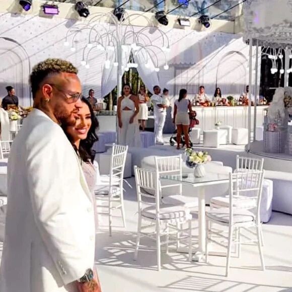 Neymar se delcarou a Bruna Biancardi ao entregar o colar