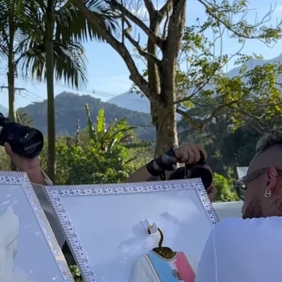 Neymar e Bruna Biancardi chegaram a pintar itens nas cores rosa e azul no chá revelação.