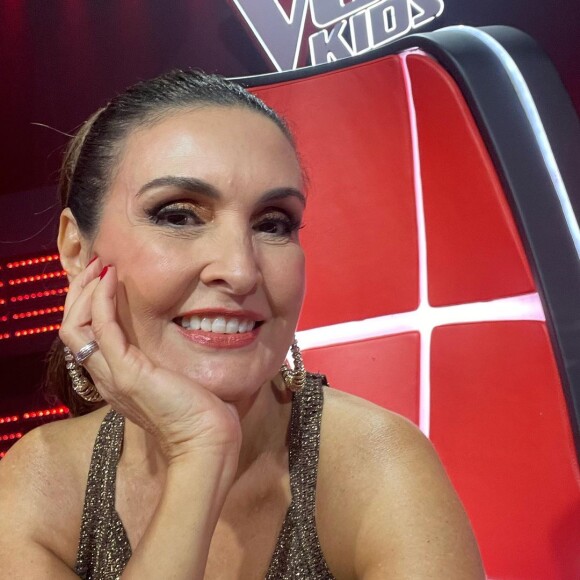 Aos 60 anos, beleza natural de Fátima Bernardes foi elogiada por fãs