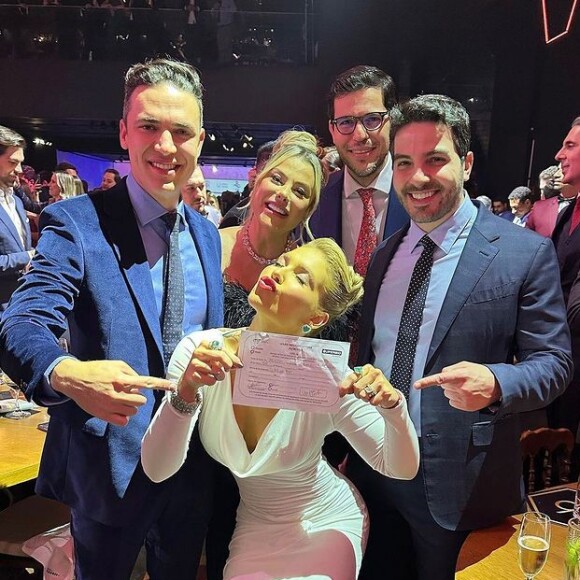 Virginia com os médicos que pagaram R$ 700 mil para jantar com ela.