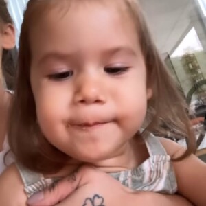 Maria Alice estava um tempo sem ver a mãe que estava viajando a trabalho.