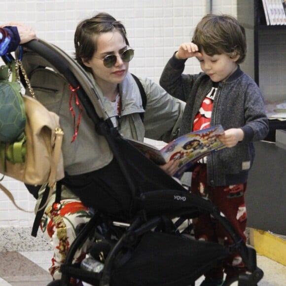 Letícia Colin e sua mãe levam Uri para conhecer o Festival de Parintins.