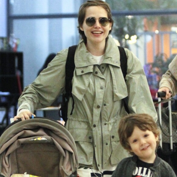 Uri dá show de fofura ao ser visto antes de viajar com a mãe Letícia Colin.