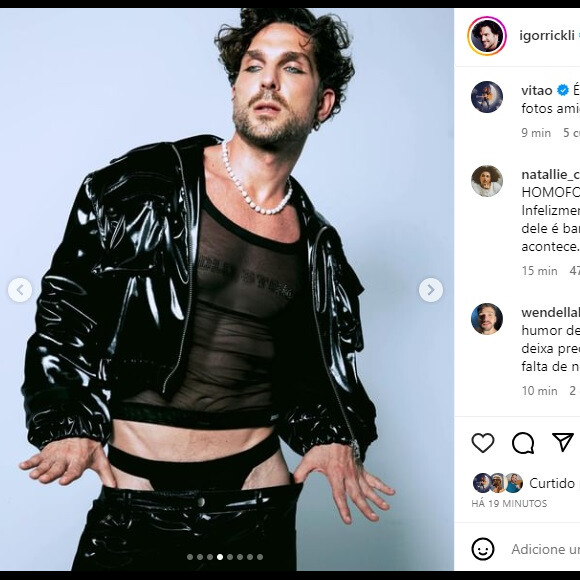 Igor Rickli posta uma sequência de fotos usando cropped para criticar o discurso homofóbico que associou a peça de roupa a conotação sexual.