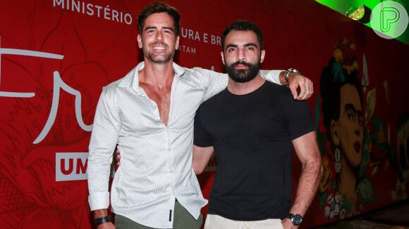 Marcos Pitombo e o namorado,  o diretor Iasser Kaddourah, e mais casais conferiram abertura da exposição sobre Frida Kahlo no Forte de Copacabana em 29 de junho de 2023